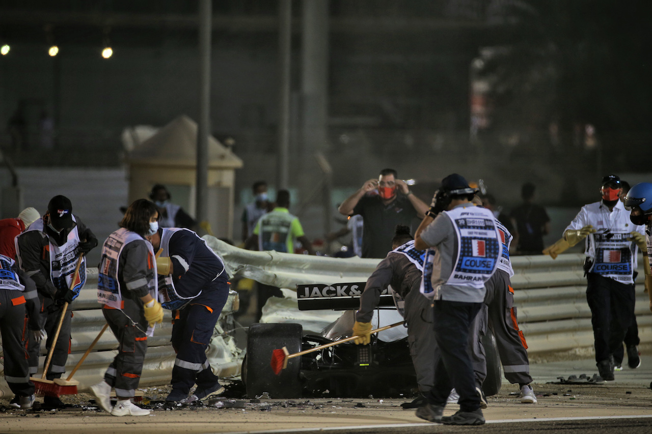 GP BAHRAIN, Marshals work on the circuit after Romain Grosjean (FRA) Haas F1 Team VF-20 crashed at the partenza of the race e exploded into flames.
29.11.2020. Formula 1 World Championship, Rd 15, Bahrain Grand Prix, Sakhir, Bahrain, Gara Day.
- www.xpbimages.com, EMail: requests@xpbimages.com © Copyright: Batchelor / XPB Images