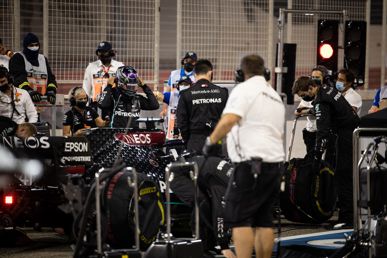 GP BAHRAIN, Lewis Hamilton (GBR) Mercedes AMG F1 W11 in the pits while the race is stopped.
29.11.2020. Formula 1 World Championship, Rd 15, Bahrain Grand Prix, Sakhir, Bahrain, Gara Day.
- www.xpbimages.com, EMail: requests@xpbimages.com © Copyright: Bearne / XPB Images