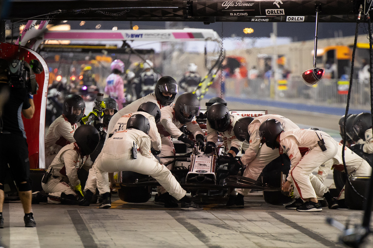 GP BAHRAIN, Kimi Raikkonen (FIN) Alfa Romeo Racing C39 makes a pit stop.
29.11.2020. Formula 1 World Championship, Rd 15, Bahrain Grand Prix, Sakhir, Bahrain, Gara Day.
- www.xpbimages.com, EMail: requests@xpbimages.com © Copyright: Bearne / XPB Images