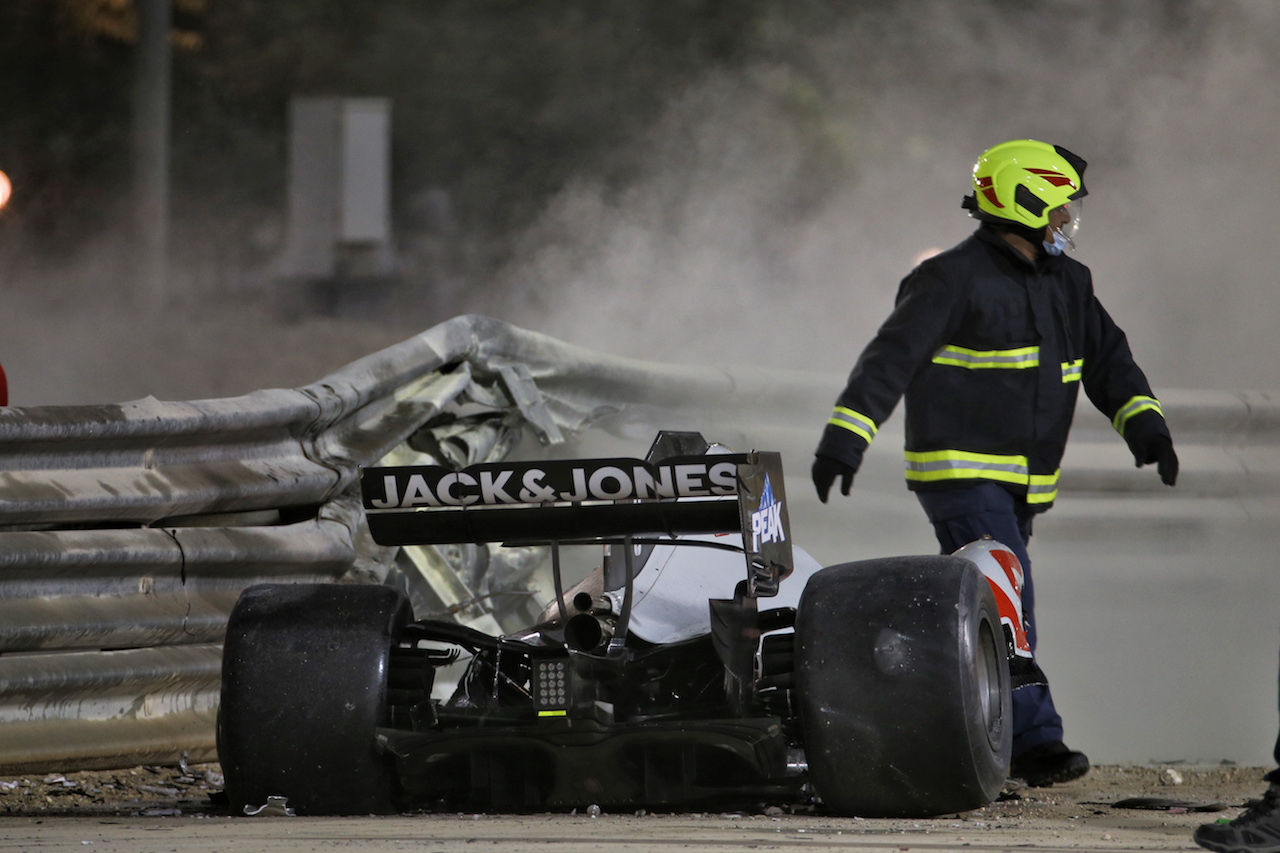 GP BAHRAIN, Marshals work on the circuit after Romain Grosjean (FRA) Haas F1 Team VF-20 crashed at the partenza of the race e exploded into flames.
29.11.2020. Formula 1 World Championship, Rd 15, Bahrain Grand Prix, Sakhir, Bahrain, Gara Day.
- www.xpbimages.com, EMail: requests@xpbimages.com © Copyright: Batchelor / XPB Images