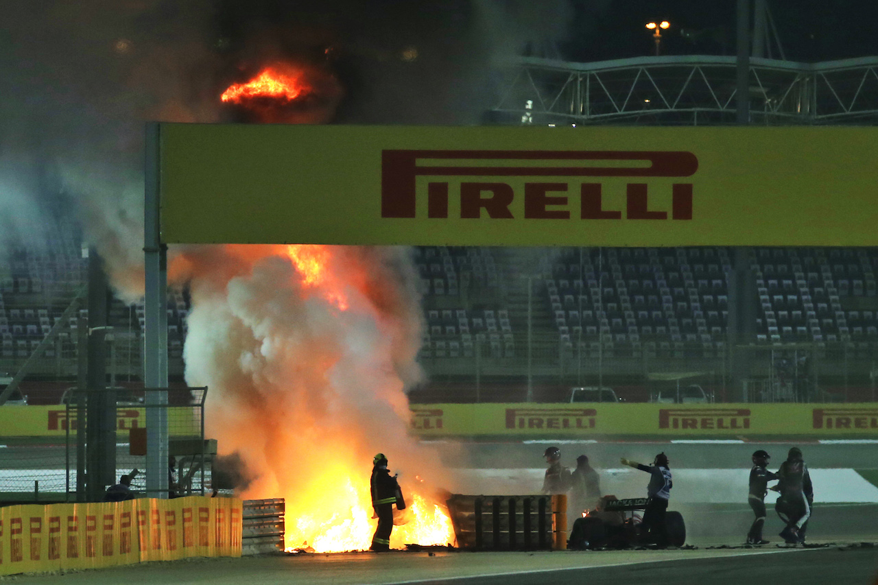 GP BAHRAIN, Romain Grosjean (FRA) is pulled clear of his burning Haas VF-20 by Dr Ian Roberts (GBR) FIA Doctor at the partenza of the race.
29.11.2020. Formula 1 World Championship, Rd 15, Bahrain Grand Prix, Sakhir, Bahrain, Gara Day.
- www.xpbimages.com, EMail: requests@xpbimages.com © Copyright: Batchelor / XPB Images