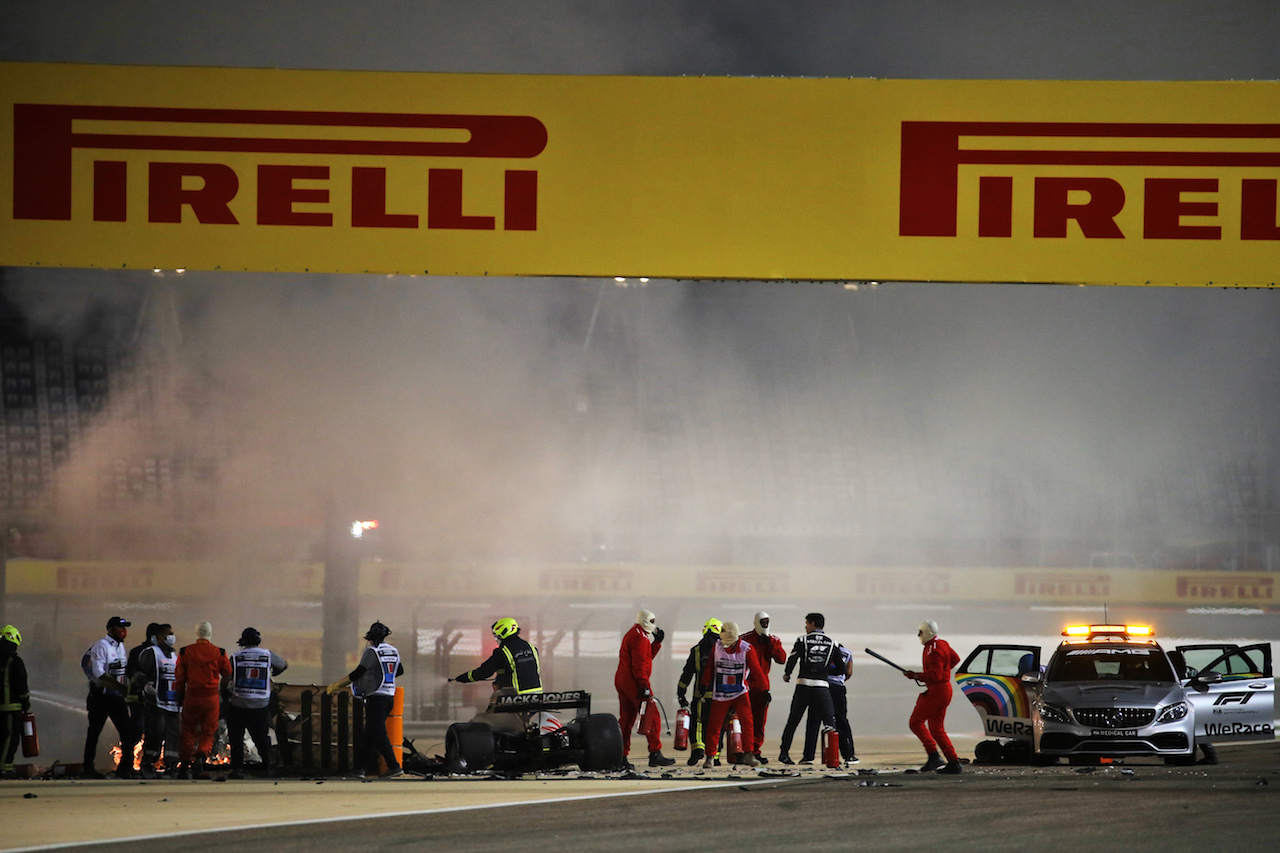 GP BAHRAIN, Alan Van Der Merwe (RSA) FIA Medical Car Driver with marshals at the crash of Romain Grosjean (FRA) Haas F1 Team at the partenza of the race.
29.11.2020. Formula 1 World Championship, Rd 15, Bahrain Grand Prix, Sakhir, Bahrain, Gara Day.
- www.xpbimages.com, EMail: requests@xpbimages.com © Copyright: Batchelor / XPB Images