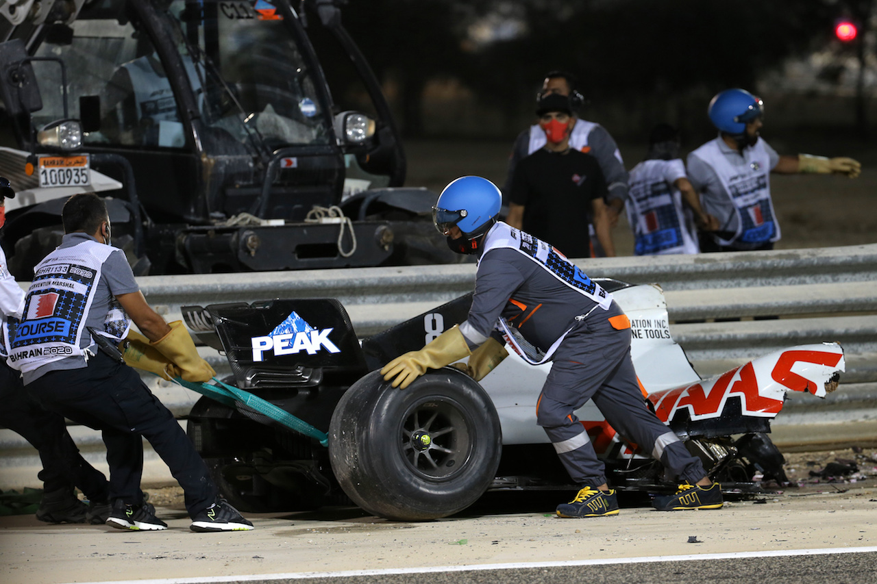 GP BAHRAIN, Marshals remove the Haas VF-20 of Romain Grosjean (FRA) Haas F1 Team.
29.11.2020. Formula 1 World Championship, Rd 15, Bahrain Grand Prix, Sakhir, Bahrain, Gara Day.
- www.xpbimages.com, EMail: requests@xpbimages.com © Copyright: Batchelor / XPB Images