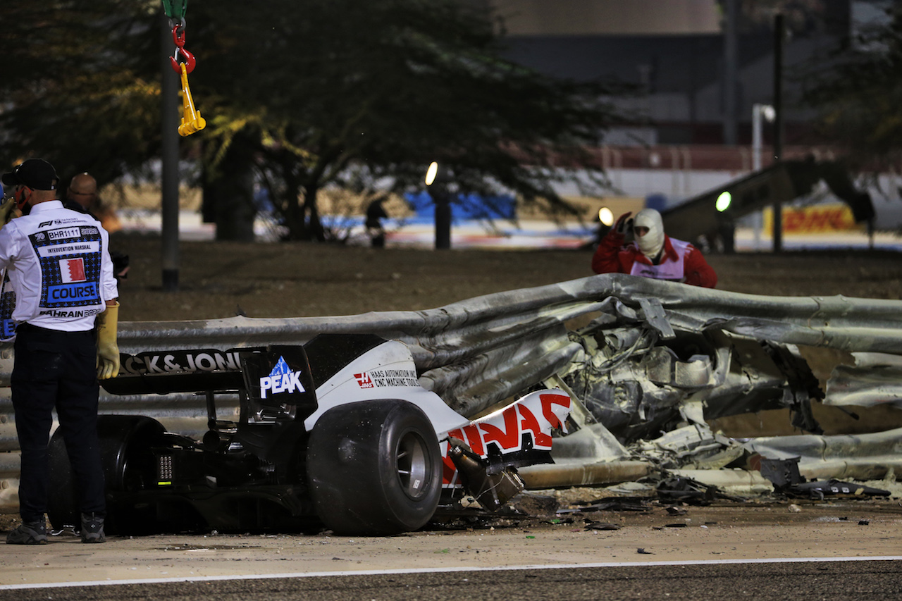 GP BAHRAIN, The heavily damaged Haas F1 Team VF-20 of Romain Grosjean (FRA) Haas F1 Team after crashed at the partenza of the race e exploded into flames, destroying the armco barrier.
29.11.2020. Formula 1 World Championship, Rd 15, Bahrain Grand Prix, Sakhir, Bahrain, Gara Day.
- www.xpbimages.com, EMail: requests@xpbimages.com © Copyright: Batchelor / XPB Images