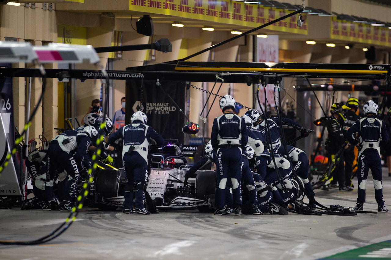 GP BAHRAIN, Daniil Kvyat (RUS) AlphaTauri AT01 makes a pit stop.
29.11.2020. Formula 1 World Championship, Rd 15, Bahrain Grand Prix, Sakhir, Bahrain, Gara Day.
- www.xpbimages.com, EMail: requests@xpbimages.com © Copyright: Bearne / XPB Images