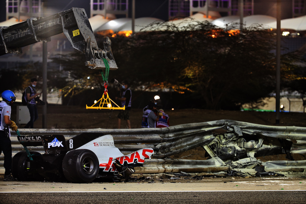 GP BAHRAIN, The heavily damaged Haas F1 Team VF-20 of Romain Grosjean (FRA) Haas F1 Team after crashed at the partenza of the race e exploded into flames, destroying the armco barrier.
29.11.2020. Formula 1 World Championship, Rd 15, Bahrain Grand Prix, Sakhir, Bahrain, Gara Day.
- www.xpbimages.com, EMail: requests@xpbimages.com © Copyright: Batchelor / XPB Images