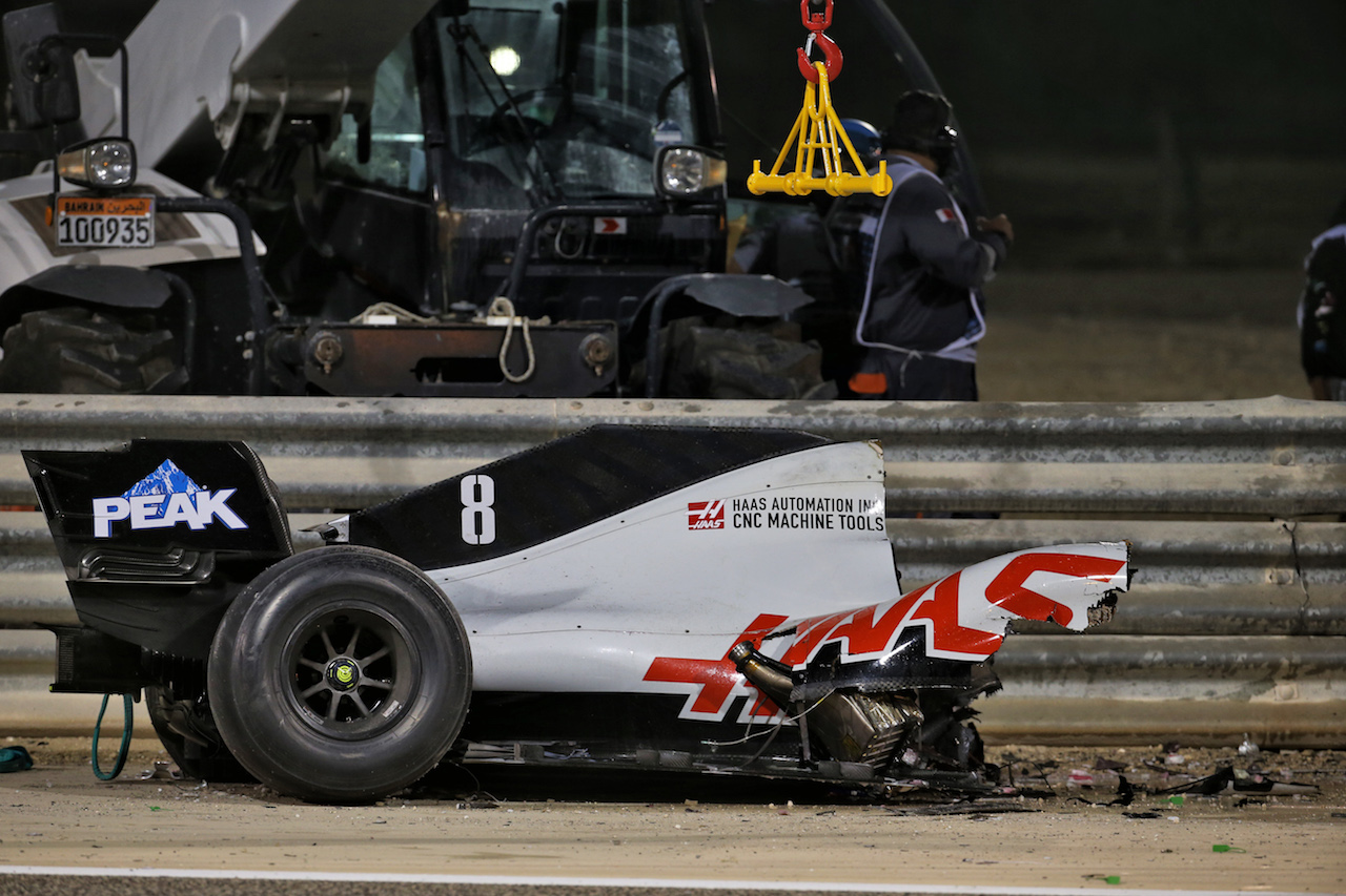 GP BAHRAIN, The heavily damaged Haas F1 Team VF-20 of Romain Grosjean (FRA) Haas F1 Team after crashed at the partenza of the race e exploded into flames, destroying the armco barrier.
29.11.2020. Formula 1 World Championship, Rd 15, Bahrain Grand Prix, Sakhir, Bahrain, Gara Day.
- www.xpbimages.com, EMail: requests@xpbimages.com © Copyright: Batchelor / XPB Images