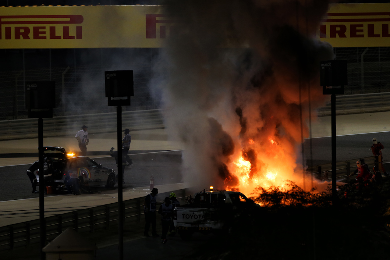 GP BAHRAIN, Marshals put out the fire of after Romain Grosjean (FRA) Haas F1 Team VF-20 crashed at the partenza of the race e exploded into flames.
29.11.2020. Formula 1 World Championship, Rd 15, Bahrain Grand Prix, Sakhir, Bahrain, Gara Day.
- www.xpbimages.com, EMail: requests@xpbimages.com © Copyright: Moy / XPB Images