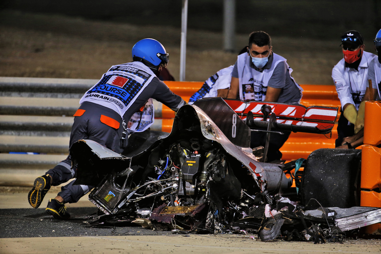 GP BAHRAIN, The heavily damaged Haas F1 Team VF-20 of Romain Grosjean (FRA) Haas F1 Team after crashed at the partenza of the race e exploded into flames, destroying the armco barrier.
29.11.2020. Formula 1 World Championship, Rd 15, Bahrain Grand Prix, Sakhir, Bahrain, Gara Day.
- www.xpbimages.com, EMail: requests@xpbimages.com © Copyright: Batchelor / XPB Images