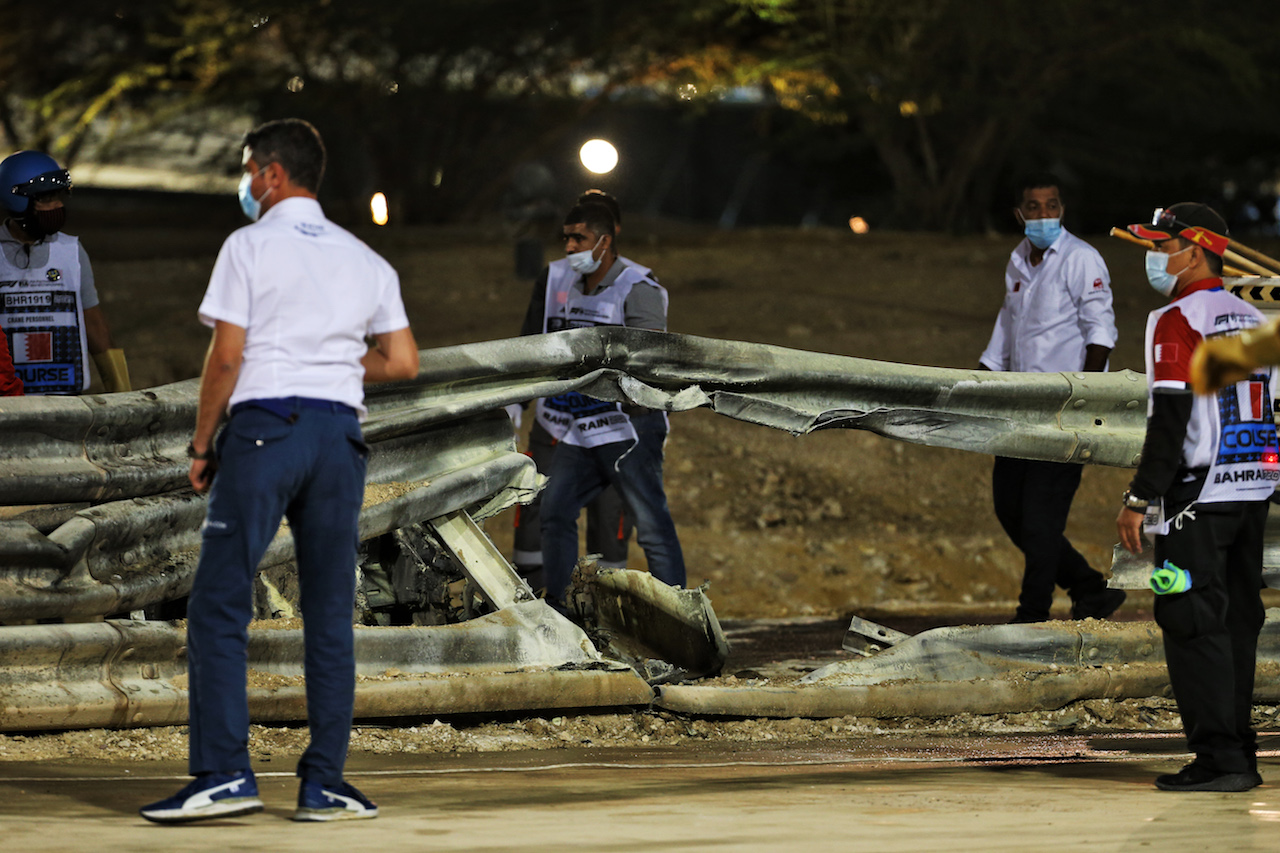 GP BAHRAIN, The heavily damaged Haas F1 Team VF-20 of Romain Grosjean (FRA) Haas F1 Team after crashed at the partenza of the race e exploded into flames, destroying the armco barrier.
29.11.2020. Formula 1 World Championship, Rd 15, Bahrain Grand Prix, Sakhir, Bahrain, Gara Day.
- www.xpbimages.com, EMail: requests@xpbimages.com © Copyright: Batchelor / XPB Images