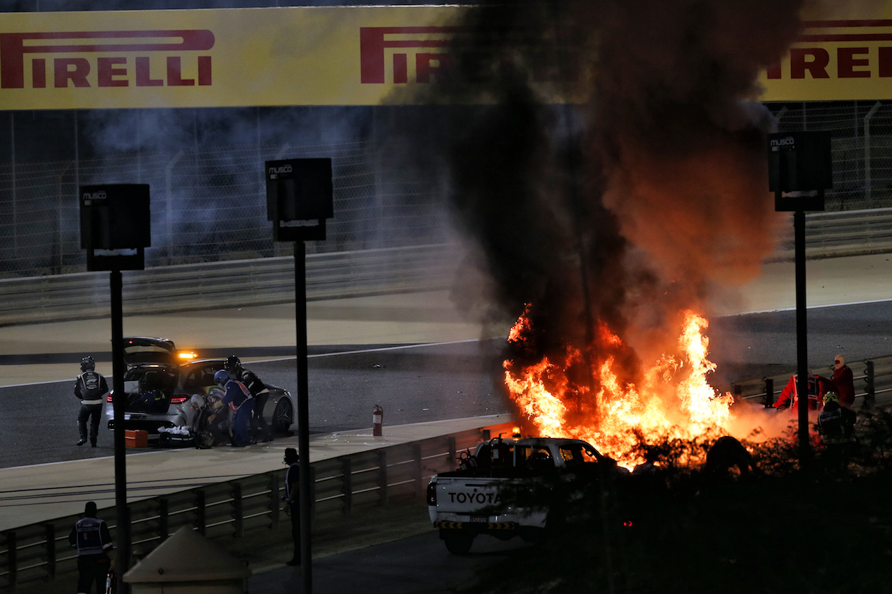 GP BAHRAIN, Marshals put out the fire of after Romain Grosjean (FRA) Haas F1 Team VF-20 crashed at the partenza of the race e exploded into flames.
29.11.2020. Formula 1 World Championship, Rd 15, Bahrain Grand Prix, Sakhir, Bahrain, Gara Day.
- www.xpbimages.com, EMail: requests@xpbimages.com © Copyright: Moy / XPB Images