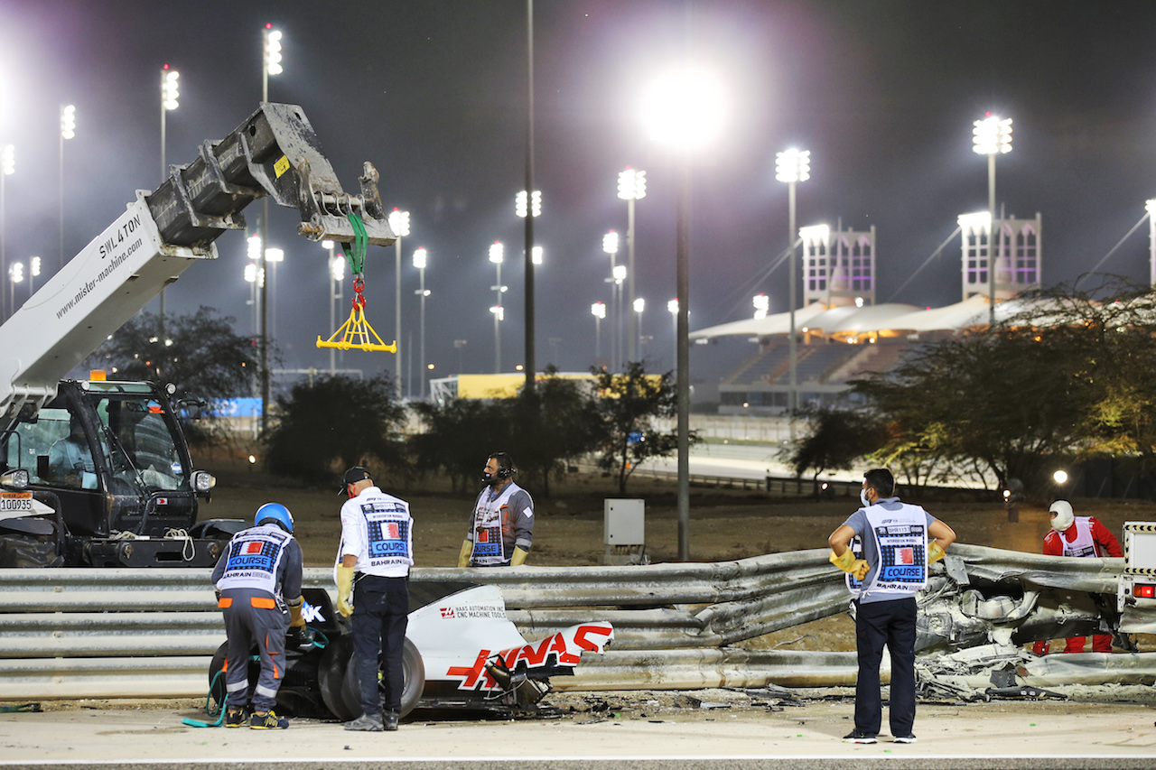 GP BAHRAIN, The heavily damaged Haas F1 Team VF-20 of Romain Grosjean (FRA) Haas F1 Team after crashed at the partenza of the race e exploded into flames, destroying the armco barrier.
29.11.2020. Formula 1 World Championship, Rd 15, Bahrain Grand Prix, Sakhir, Bahrain, Gara Day.
- www.xpbimages.com, EMail: requests@xpbimages.com © Copyright: Batchelor / XPB Images