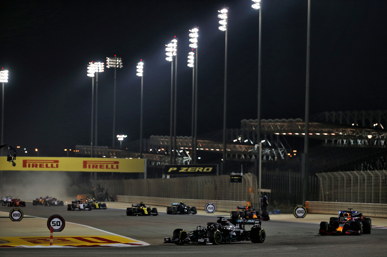 GP BAHRAIN, Lewis Hamilton (GBR) Mercedes AMG F1 W11 davanti a at the partenza of the race.
29.11.2020. Formula 1 World Championship, Rd 15, Bahrain Grand Prix, Sakhir, Bahrain, Gara Day.
- www.xpbimages.com, EMail: requests@xpbimages.com © Copyright: Batchelor / XPB Images