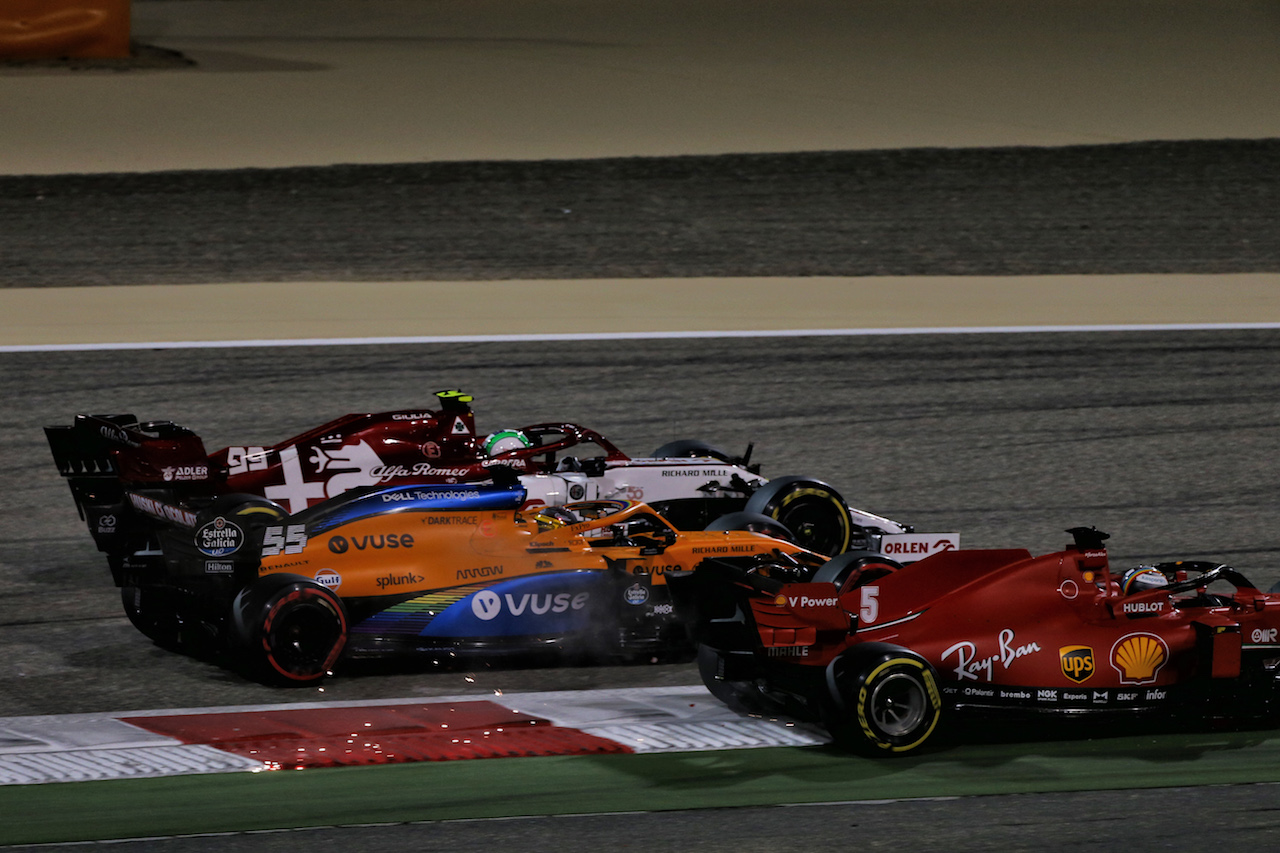 GP BAHRAIN, Antonio Giovinazzi (ITA) Alfa Romeo Racing C39, Carlos Sainz Jr (ESP) McLaren MCL35 e Sebastian Vettel (GER) Ferrari SF1000 at the partenza of the race.
29.11.2020. Formula 1 World Championship, Rd 15, Bahrain Grand Prix, Sakhir, Bahrain, Gara Day.
- www.xpbimages.com, EMail: requests@xpbimages.com © Copyright: Moy / XPB Images