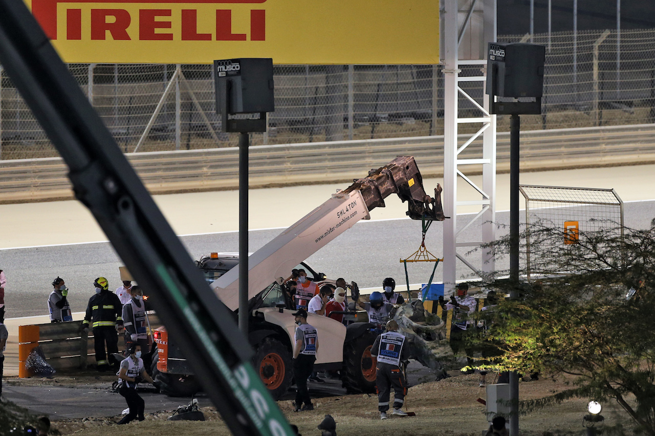 GP BAHRAIN, Marshals remove the Haas VF-20 of Romain Grosjean (FRA) after he crashed at the partenza of the race e exploded into flames.
29.11.2020. Formula 1 World Championship, Rd 15, Bahrain Grand Prix, Sakhir, Bahrain, Gara Day.
- www.xpbimages.com, EMail: requests@xpbimages.com © Copyright: Moy / XPB Images