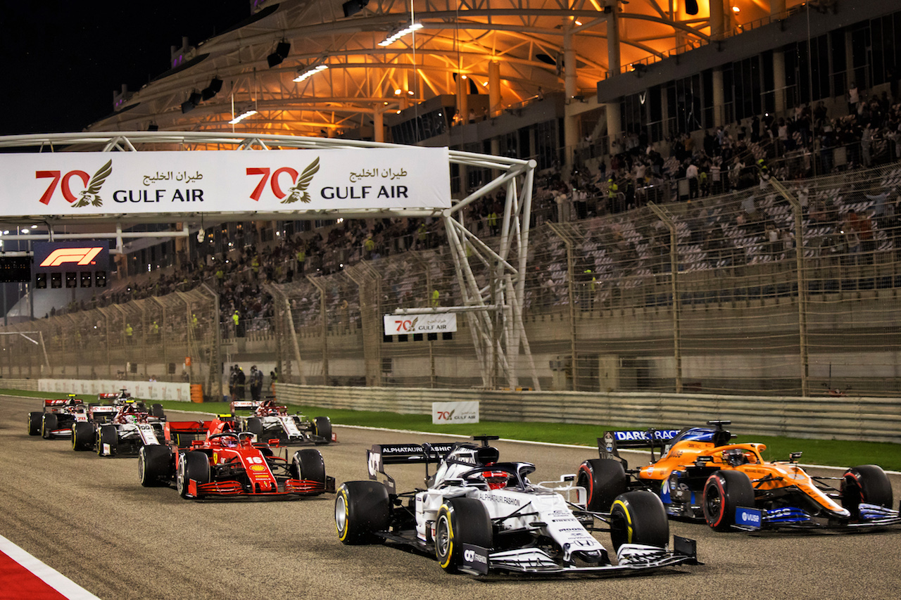 GP BAHRAIN, Daniil Kvyat (RUS) AlphaTauri AT01 e Carlos Sainz Jr (ESP) McLaren MCL35 at the partenza of the race.
29.11.2020. Formula 1 World Championship, Rd 15, Bahrain Grand Prix, Sakhir, Bahrain, Gara Day.
- www.xpbimages.com, EMail: requests@xpbimages.com © Copyright: Bearne / XPB Images