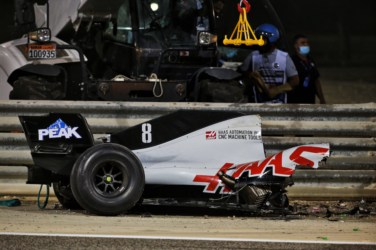 GP BAHRAIN, The remains of the Haas VF-20 of Romain Grosjean (FRA) after he crashed at the partenza of the race e exploded into flames.
29.11.2020. Formula 1 World Championship, Rd 15, Bahrain Grand Prix, Sakhir, Bahrain, Gara Day.
- www.xpbimages.com, EMail: requests@xpbimages.com © Copyright: Batchelor / XPB Images