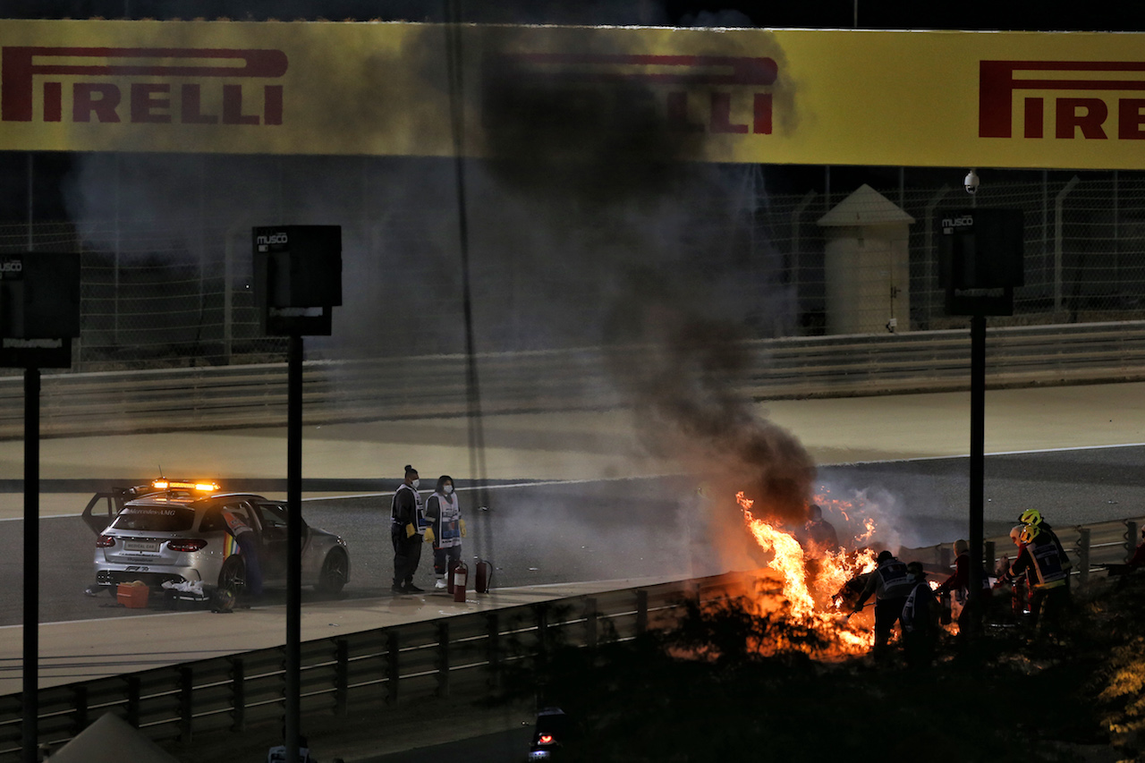 GP BAHRAIN, Marshals put out the fire of after Romain Grosjean (FRA) Haas F1 Team VF-20 crashed at the partenza of the race e exploded into flames.
29.11.2020. Formula 1 World Championship, Rd 15, Bahrain Grand Prix, Sakhir, Bahrain, Gara Day.
- www.xpbimages.com, EMail: requests@xpbimages.com © Copyright: Moy / XPB Images