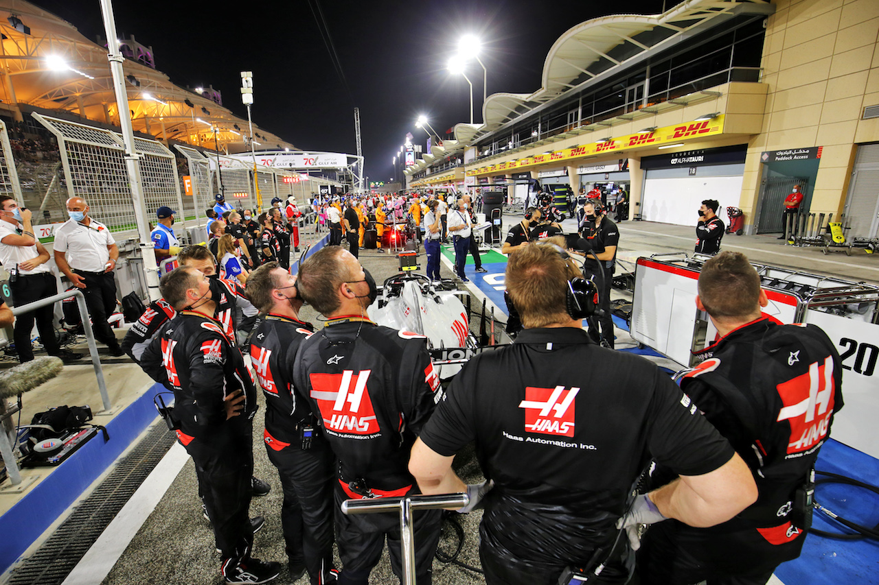 GP BAHRAIN, Haas F1 Team meccanici in the pits while the race is stopped watch a replay of the crash suffered by Romain Grosjean (FRA) Haas F1 Team at the partenza of the race.
29.11.2020. Formula 1 World Championship, Rd 15, Bahrain Grand Prix, Sakhir, Bahrain, Gara Day.
- www.xpbimages.com, EMail: requests@xpbimages.com © Copyright: Charniaux / XPB Images