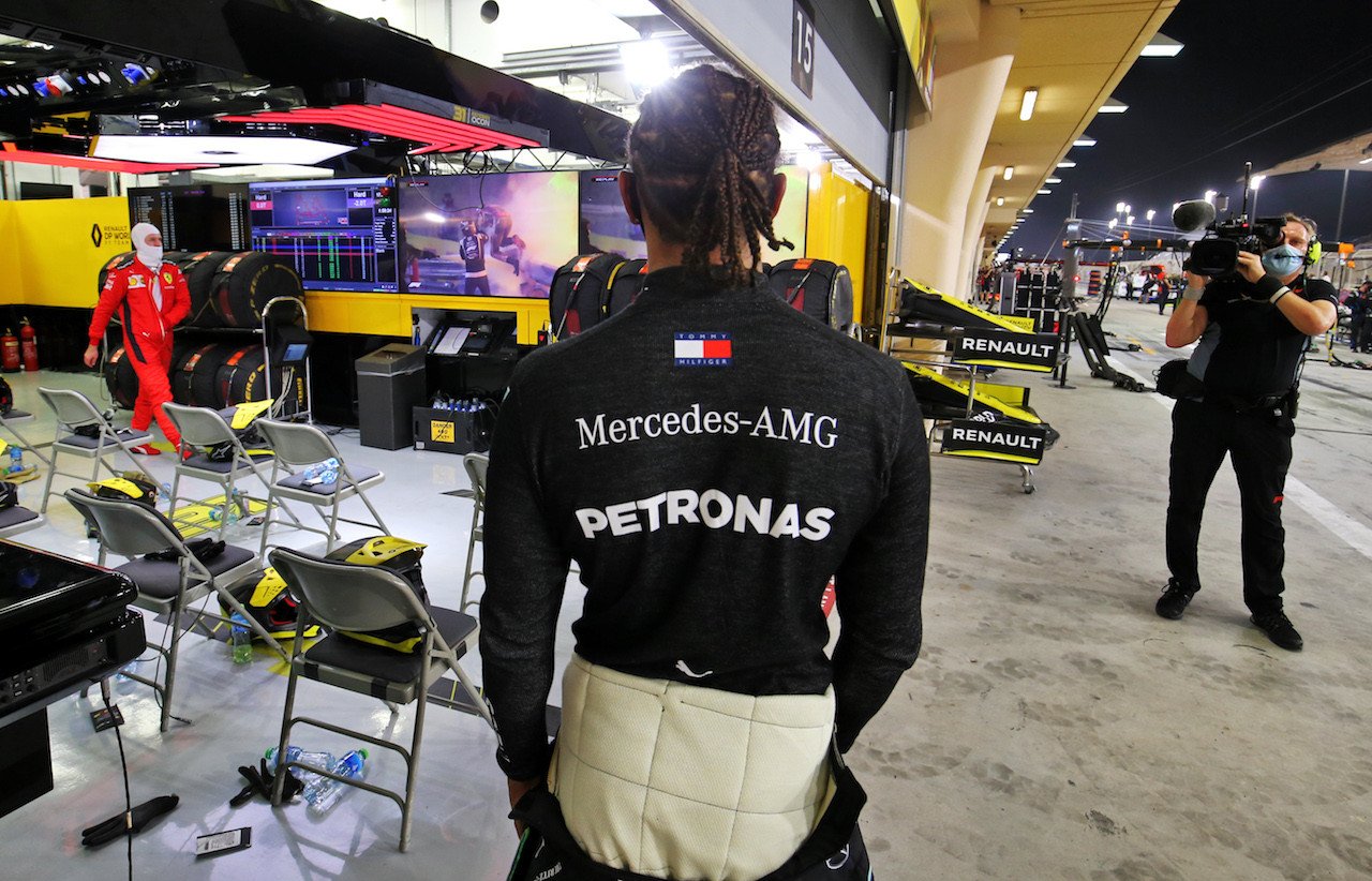 GP BAHRAIN, Lewis Hamilton (GBR) Mercedes AMG F1 in the pits while the race is stopped watches a replay of the crash suffered by Romain Grosjean (FRA) Haas F1 Team at the partenza of the race.
29.11.2020. Formula 1 World Championship, Rd 15, Bahrain Grand Prix, Sakhir, Bahrain, Gara Day.
- www.xpbimages.com, EMail: requests@xpbimages.com © Copyright: Charniaux / XPB Images