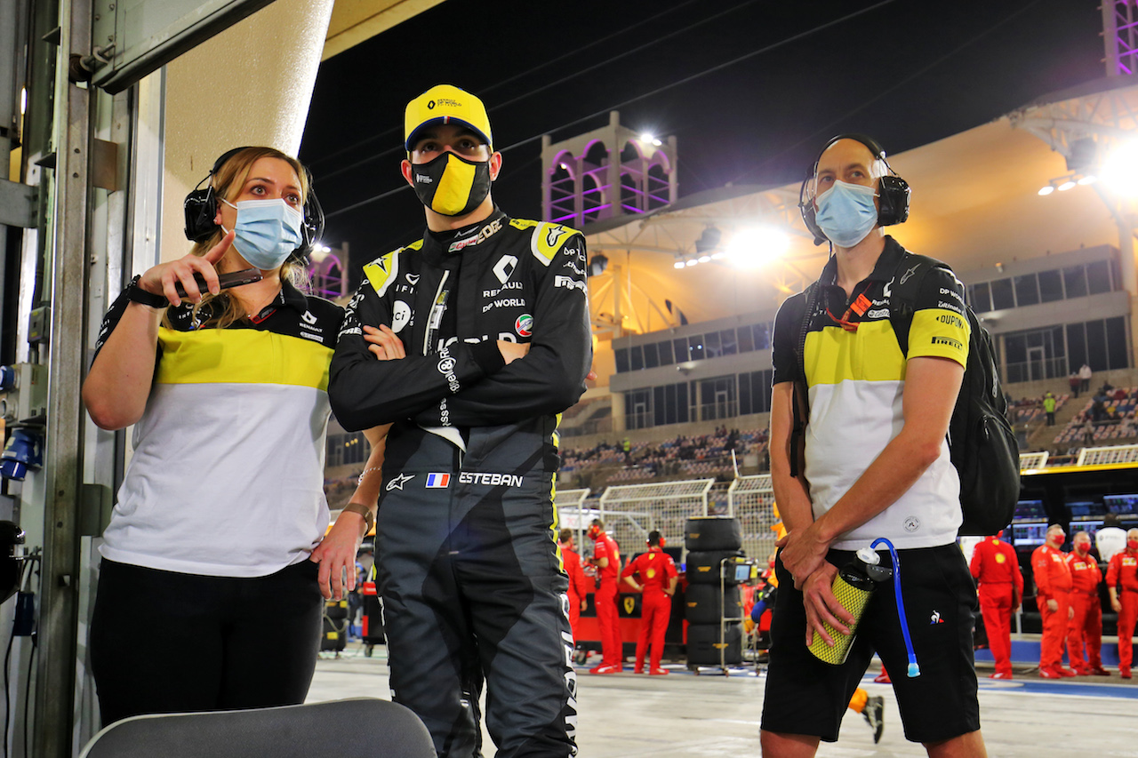 GP BAHRAIN, Esteban Ocon (FRA) Renault F1 Team with Aurelie Donzelot (FRA) Renault F1 Team Media Communications Manager e Dan Williams (GBR) Renault F1 Team Personal Trainer in the pits while the race is stopped.
29.11.2020. Formula 1 World Championship, Rd 15, Bahrain Grand Prix, Sakhir, Bahrain, Gara Day.
- www.xpbimages.com, EMail: requests@xpbimages.com © Copyright: Charniaux / XPB Images