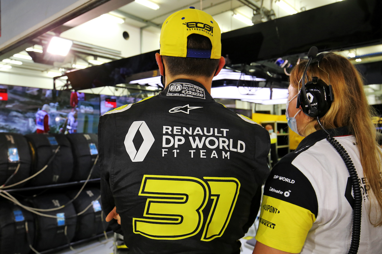 GP BAHRAIN, Esteban Ocon (FRA) Renault F1 Team with Aurelie Donzelot (FRA) Renault F1 Team Media Communications Manager in the pits while the race is stopped.
29.11.2020. Formula 1 World Championship, Rd 15, Bahrain Grand Prix, Sakhir, Bahrain, Gara Day.
- www.xpbimages.com, EMail: requests@xpbimages.com © Copyright: Charniaux / XPB Images