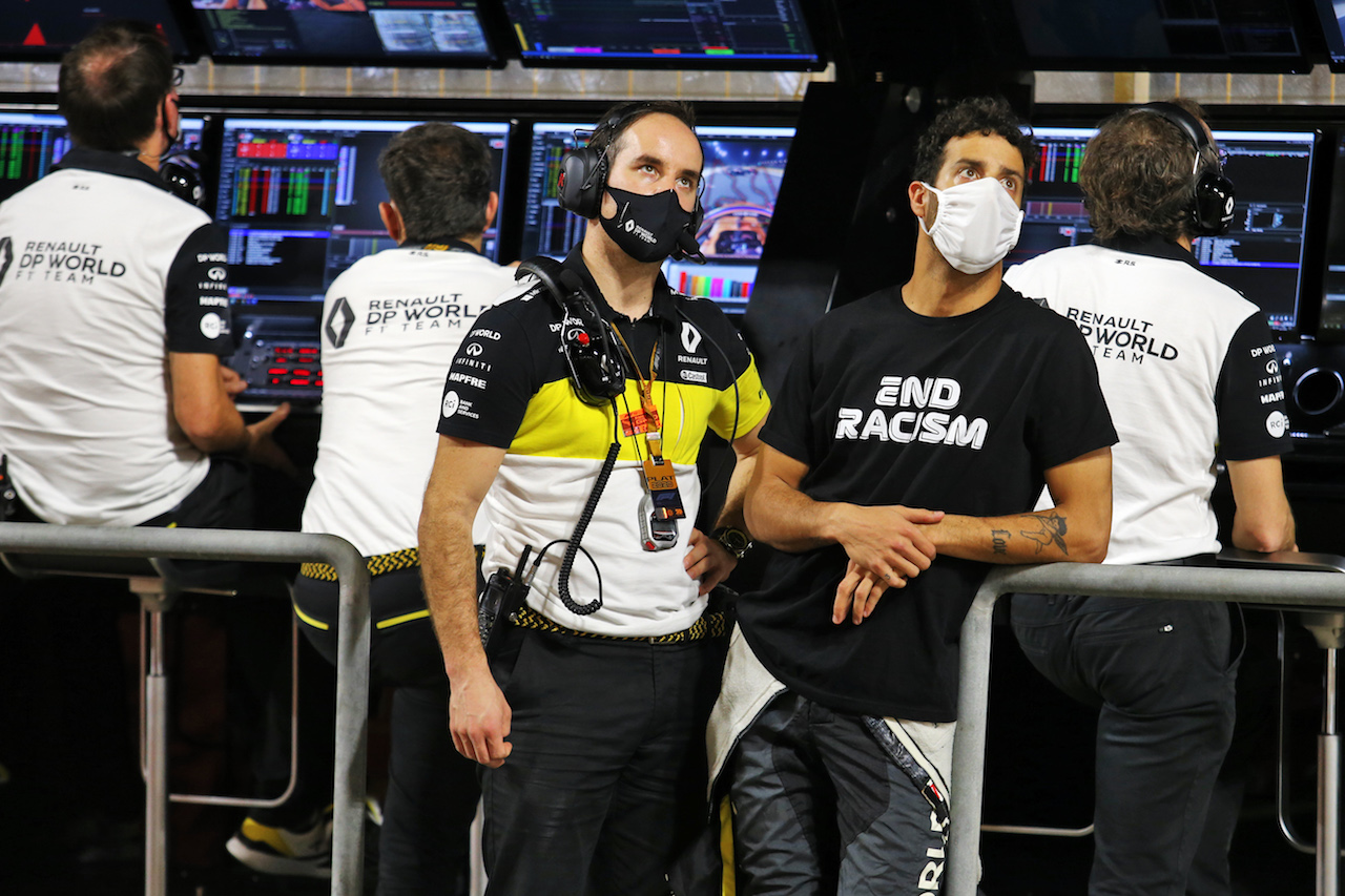 GP BAHRAIN, Daniel Ricciardo (AUS) Renault F1 Team with Karel Loos (BEL) Renault F1 Team Gara Engineer in the pits while the race is stopped.
29.11.2020. Formula 1 World Championship, Rd 15, Bahrain Grand Prix, Sakhir, Bahrain, Gara Day.
- www.xpbimages.com, EMail: requests@xpbimages.com © Copyright: Charniaux / XPB Images