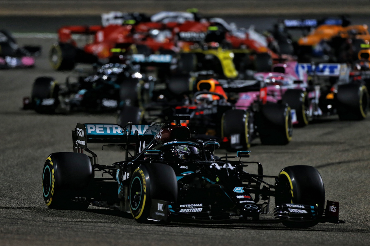 GP BAHRAIN, Lewis Hamilton (GBR) Mercedes AMG F1 W11 at the repartenza of the race.
29.11.2020. Formula 1 World Championship, Rd 15, Bahrain Grand Prix, Sakhir, Bahrain, Gara Day.
- www.xpbimages.com, EMail: requests@xpbimages.com © Copyright: Moy / XPB Images