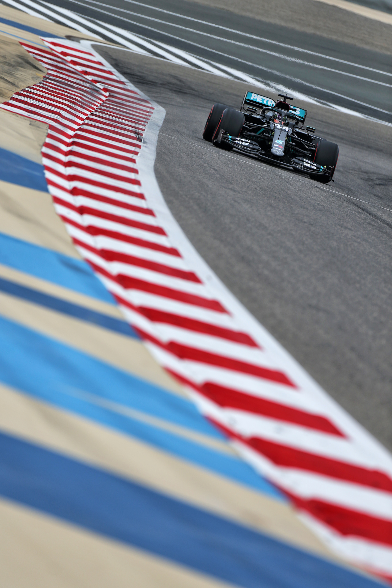 GP BAHRAIN, Lewis Hamilton (GBR) Mercedes AMG F1 W11.
28.11.2020. Formula 1 World Championship, Rd 15, Bahrain Grand Prix, Sakhir, Bahrain, Qualifiche Day.
- www.xpbimages.com, EMail: requests@xpbimages.com © Copyright: Moy / XPB Images