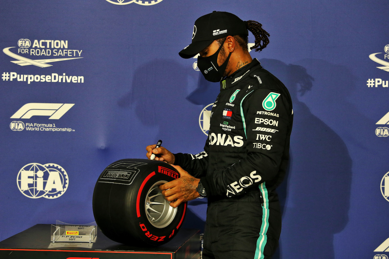GP BAHRAIN, Lewis Hamilton (GBR) Mercedes AMG F1 celebrates with the Pirelli Pole Position Award in parc ferme.
28.11.2020. Formula 1 World Championship, Rd 15, Bahrain Grand Prix, Sakhir, Bahrain, Qualifiche Day.
- www.xpbimages.com, EMail: requests@xpbimages.com © Copyright: Moy / XPB Images