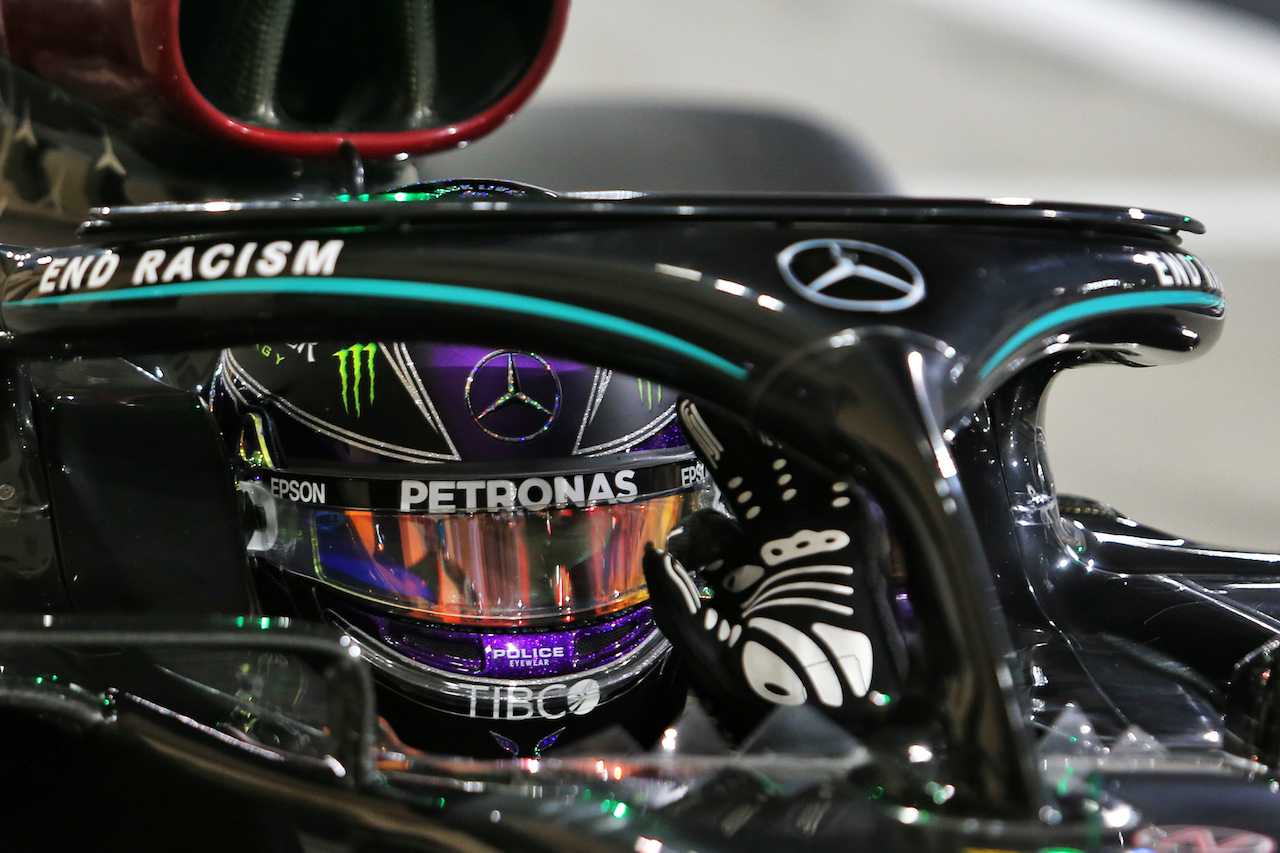 GP BAHRAIN, Lewis Hamilton (GBR) Mercedes AMG F1 W11 celebrates his pole position in qualifying parc ferme.
28.11.2020. Formula 1 World Championship, Rd 15, Bahrain Grand Prix, Sakhir, Bahrain, Qualifiche Day.
- www.xpbimages.com, EMail: requests@xpbimages.com © Copyright: Moy / XPB Images