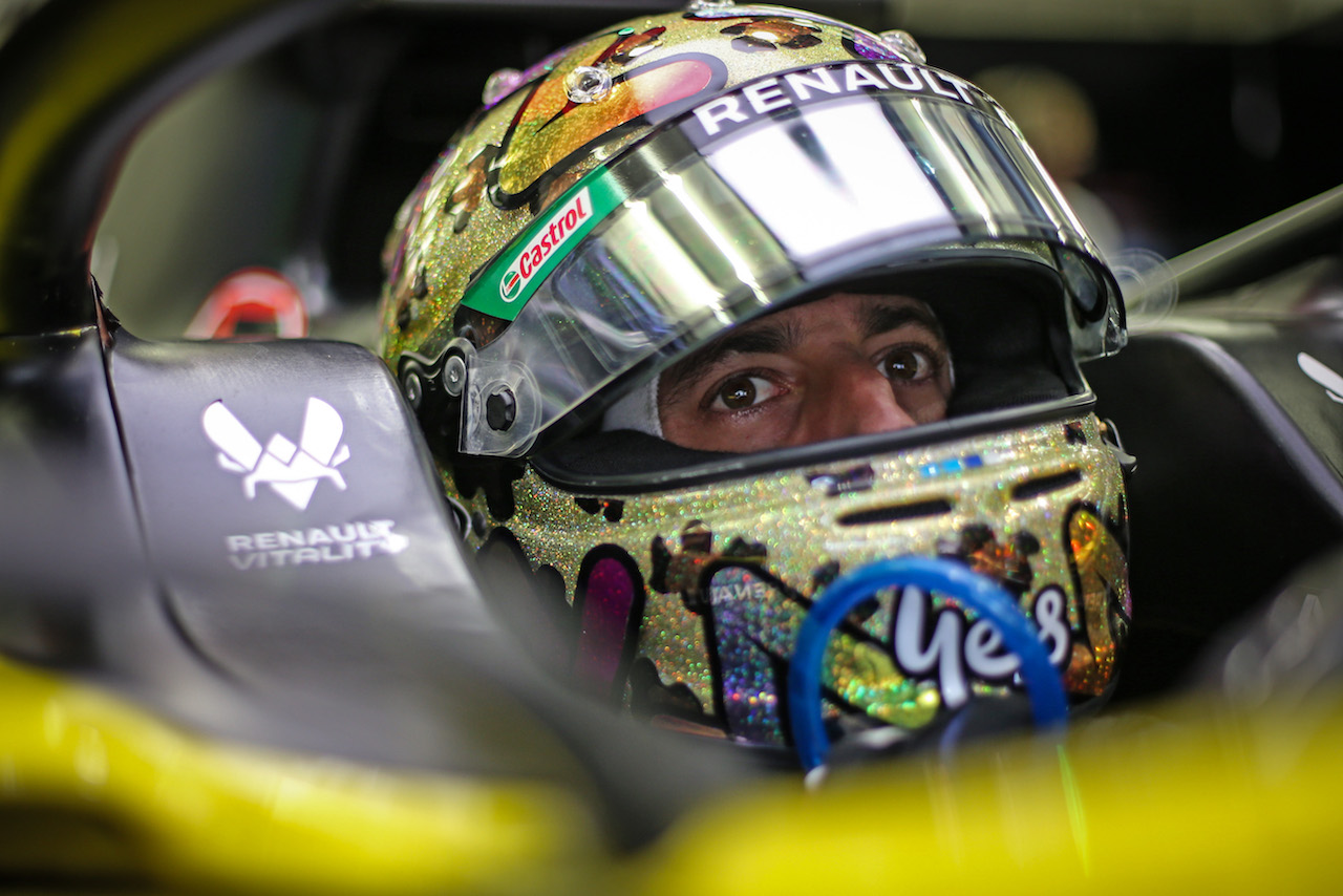GP BAHRAIN, Daniel Ricciardo (AUS) Renault F1 Team RS20.
28.11.2020. Formula 1 World Championship, Rd 15, Bahrain Grand Prix, Sakhir, Bahrain, Qualifiche Day.
- www.xpbimages.com, EMail: requests@xpbimages.com © Copyright: Charniaux / XPB Images