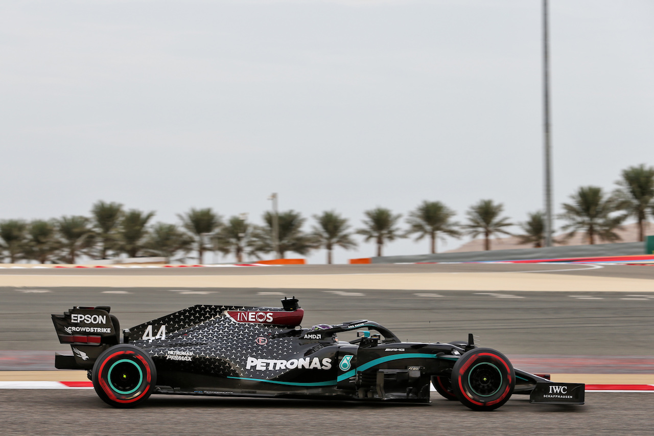 GP BAHRAIN, Lewis Hamilton (GBR) Mercedes AMG F1 W11.
28.11.2020. Formula 1 World Championship, Rd 15, Bahrain Grand Prix, Sakhir, Bahrain, Qualifiche Day.
- www.xpbimages.com, EMail: requests@xpbimages.com © Copyright: Moy / XPB Images