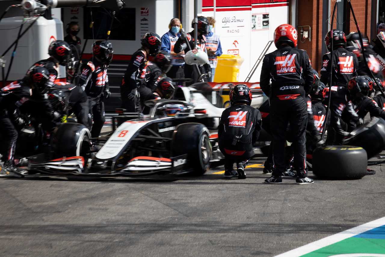 GP BELGIO, Romain Grosjean (FRA) Haas F1 Team VF-20 makes a pit stop.
30.08.2020. Formula 1 World Championship, Rd 7, Belgian Grand Prix, Spa Francorchamps, Belgium, Gara Day.
- www.xpbimages.com, EMail: requests@xpbimages.com © Copyright: Bearne / XPB Images