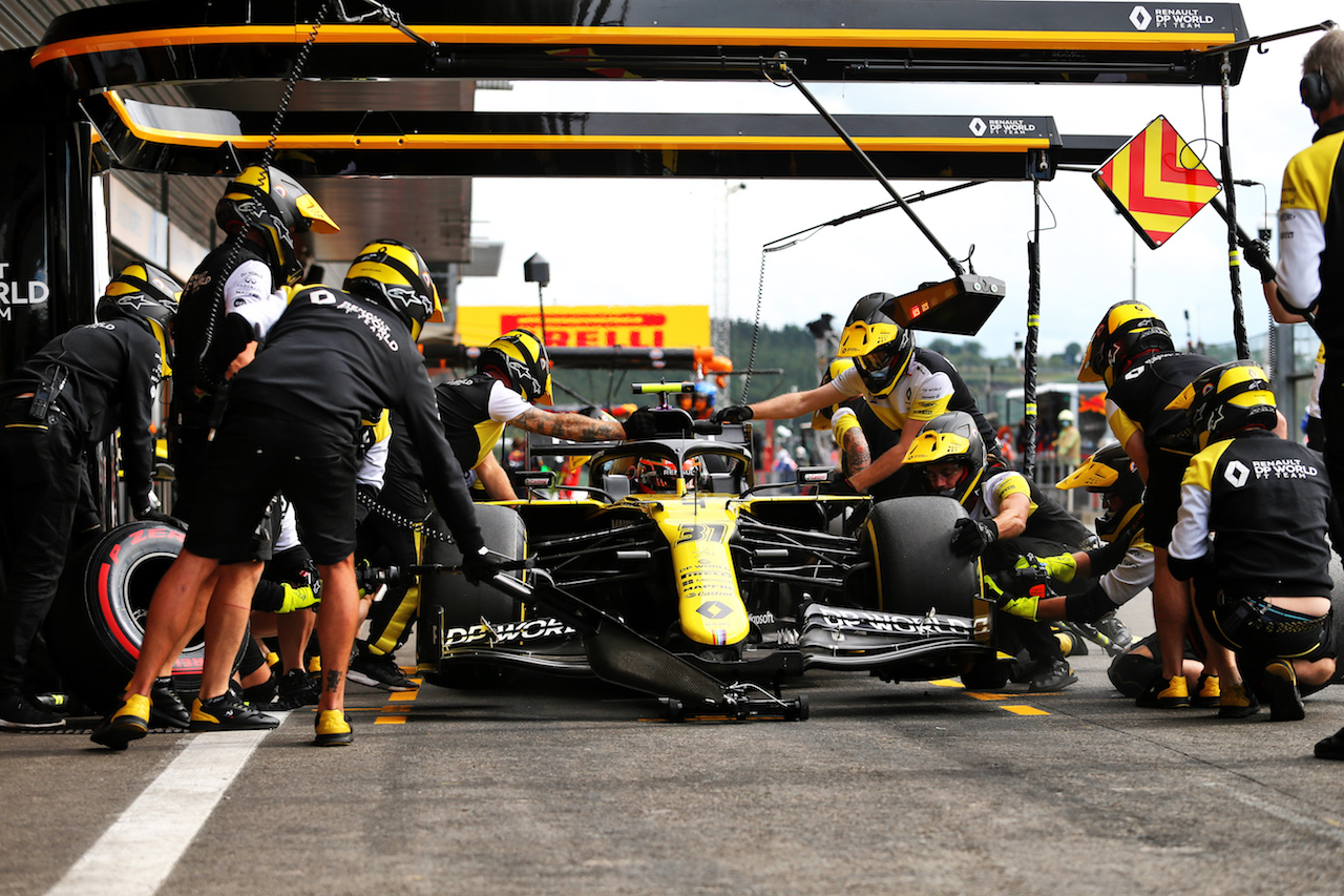 GP BELGIO, Esteban Ocon (FRA) Renault F1 Team RS20 practices a pit stop.
28.08.2020. Formula 1 World Championship, Rd 7, Belgian Grand Prix, Spa Francorchamps, Belgium, Practice Day.
- www.xpbimages.com, EMail: requests@xpbimages.com © Copyright: Moy / XPB Images
