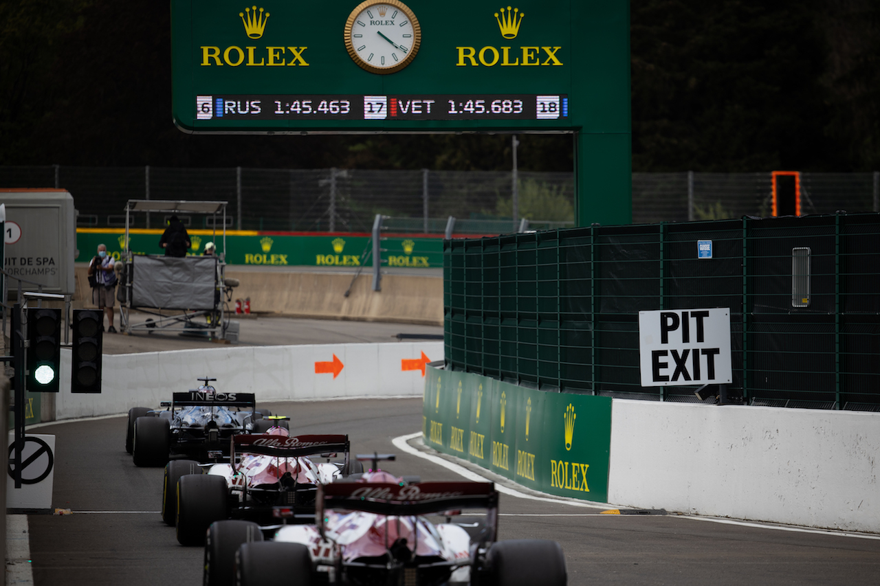 GP BELGIO, Lewis Hamilton (GBR) Mercedes AMG F1 W11; Antonio Giovinazzi (ITA) Alfa Romeo Racing C39; e Kimi Raikkonen (FIN) Alfa Romeo Racing C39.
28.08.2020. Formula 1 World Championship, Rd 7, Belgian Grand Prix, Spa Francorchamps, Belgium, Practice Day.
- www.xpbimages.com, EMail: requests@xpbimages.com © Copyright: Bearne / XPB Images