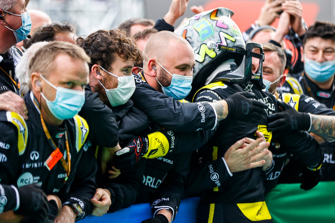 GP EIFEL, Daniel Ricciardo (AUS) Renault F1 Team celebrates his third position with the team in parc ferme.
11.10.2020. Formula 1 World Championship, Rd 11, Eifel Grand Prix, Nurbugring, Germany, Gara Day.
- www.xpbimages.com, EMail: requests@xpbimages.com © Copyright: FIA Pool Image for Editorial Use Only