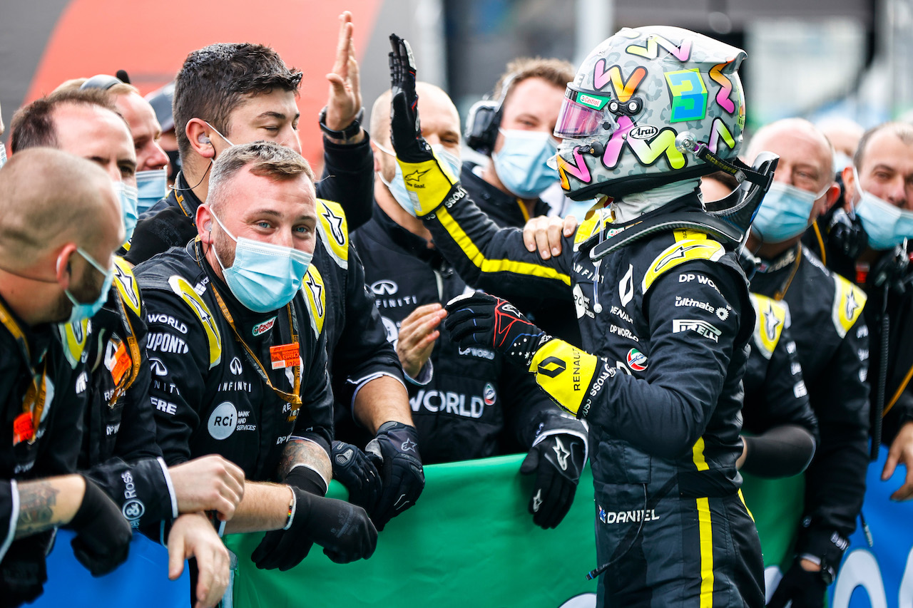 GP EIFEL, Daniel Ricciardo (AUS) Renault F1 Team celebrates his third position with the team in parc ferme.
11.10.2020. Formula 1 World Championship, Rd 11, Eifel Grand Prix, Nurbugring, Germany, Gara Day.
- www.xpbimages.com, EMail: requests@xpbimages.com © Copyright: FIA Pool Image for Editorial Use Only