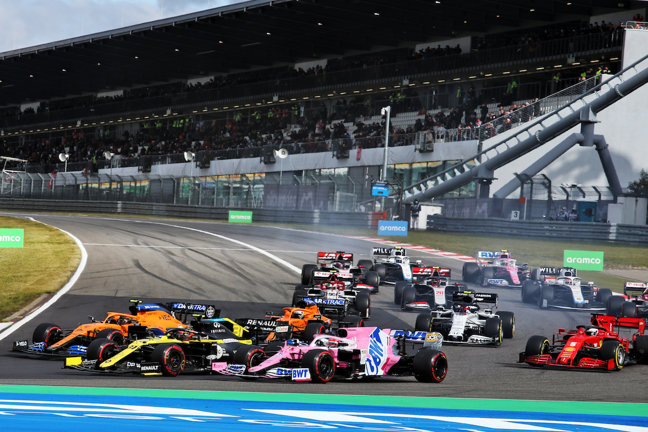 GP EIFEL, Esteban Ocon (FRA) Renault F1 Team RS20 e Sergio Perez (MEX) Racing Point F1 Team RP19 at the partenza of the race.
11.10.2020. Formula 1 World Championship, Rd 11, Eifel Grand Prix, Nurbugring, Germany, Gara Day.
- www.xpbimages.com, EMail: requests@xpbimages.com © Copyright: Charniaux / XPB Images