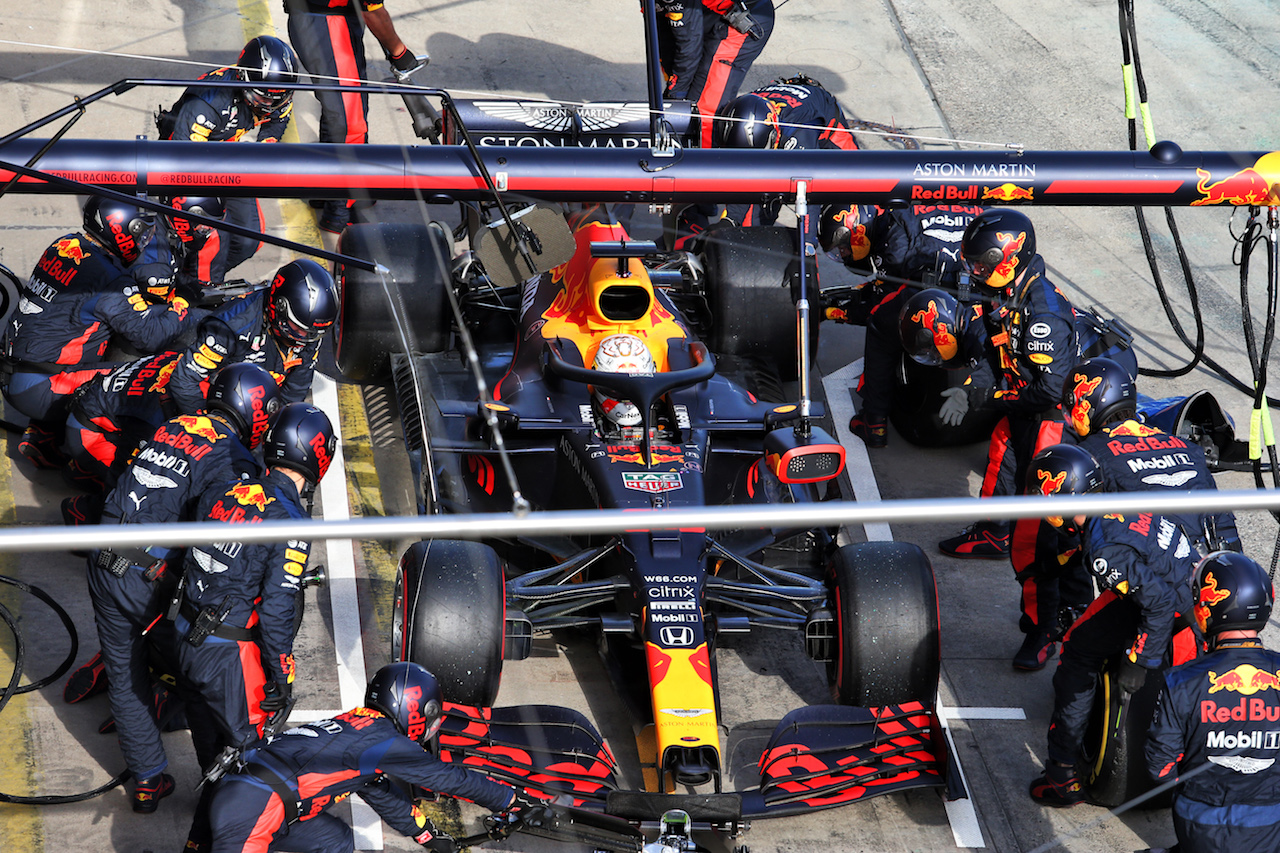 GP EIFEL, Max Verstappen (NLD) Red Bull Racing RB16 makes a pit stop.
11.10.2020. Formula 1 World Championship, Rd 11, Eifel Grand Prix, Nurbugring, Germany, Gara Day.
- www.xpbimages.com, EMail: requests@xpbimages.com © Copyright: Moy / XPB Images
