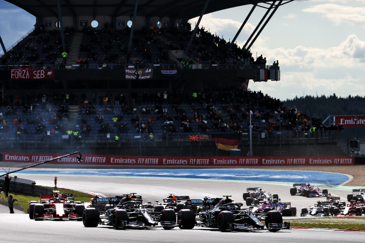 GP EIFEL, Valtteri Bottas (FIN) Mercedes AMG F1 W11 davanti a Lewis Hamilton (GBR) Mercedes AMG F1 W11 at the partenza of the race.
11.10.2020. Formula 1 World Championship, Rd 11, Eifel Grand Prix, Nurbugring, Germany, Gara Day.
- www.xpbimages.com, EMail: requests@xpbimages.com © Copyright: Batchelor / XPB Images