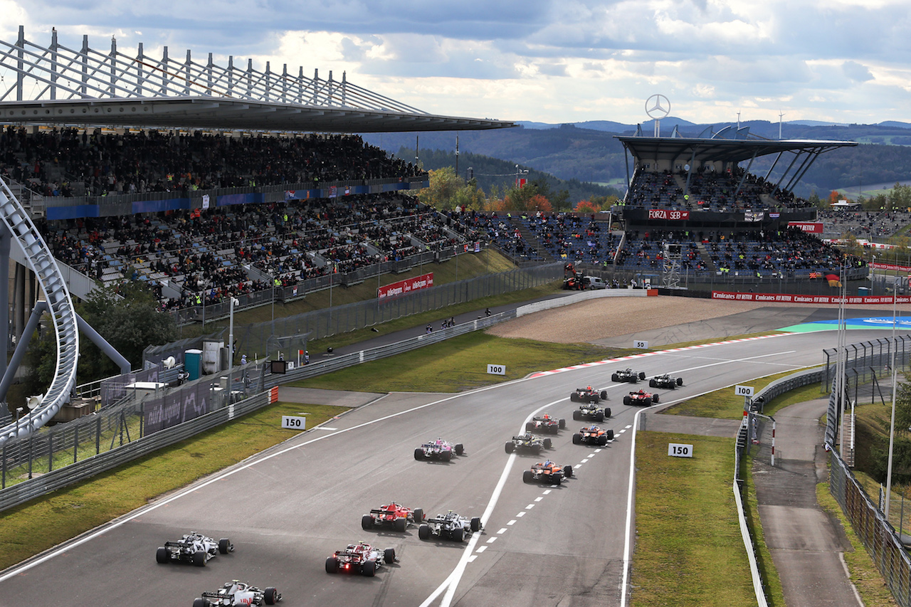 GP EIFEL, Valtteri Bottas (FIN) Mercedes AMG F1 W11 e Lewis Hamilton (GBR) Mercedes AMG F1 W11 lead at the partenza of the race.
11.10.2020. Formula 1 World Championship, Rd 11, Eifel Grand Prix, Nurbugring, Germany, Gara Day.
- www.xpbimages.com, EMail: requests@xpbimages.com © Copyright: Moy / XPB Images