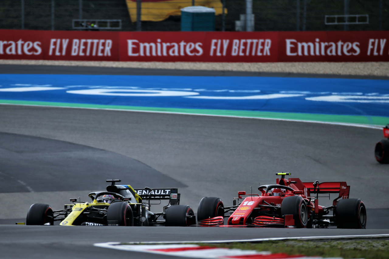 GP EIFEL, Daniel Ricciardo (AUS) Renault F1 Team RS20 e Charles Leclerc (MON) Ferrari SF1000 battle for position.
11.10.2020. Formula 1 World Championship, Rd 11, Eifel Grand Prix, Nurbugring, Germany, Gara Day.
- www.xpbimages.com, EMail: requests@xpbimages.com © Copyright: Batchelor / XPB Images