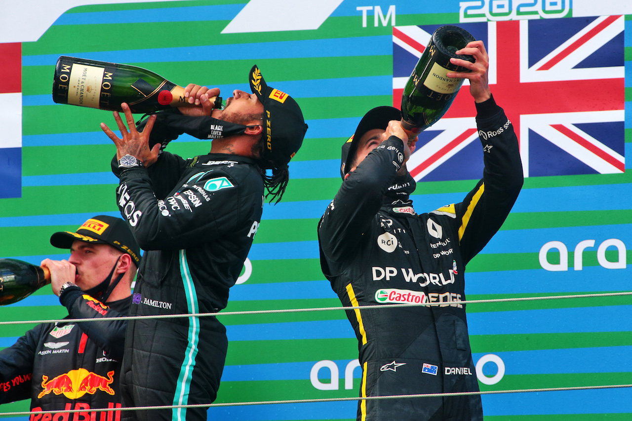 GP EIFEL, The podium (L to R): Max Verstappen (NLD) Red Bull Racing, second; Lewis Hamilton (GBR) Mercedes AMG F1, vincitore; Daniel Ricciardo (AUS) Renault F1 Team, third.
11.10.2020. Formula 1 World Championship, Rd 11, Eifel Grand Prix, Nurbugring, Germany, Gara Day.
- www.xpbimages.com, EMail: requests@xpbimages.com © Copyright: XPB Images