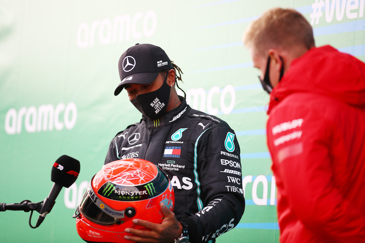 GP EIFEL, Gara winner Lewis Hamilton (GBR) Mercedes AMG F1 is presented with the helmet of Michael Schumacher (GER) by Mick Schumacher (GER) in parc ferme after equalling the record for the number of F1 victories.
11.10.2020. Formula 1 World Championship, Rd 11, Eifel Grand Prix, Nurbugring, Germany, Gara Day.
- www.xpbimages.com, EMail: requests@xpbimages.com © Copyright: FIA Pool Image for Editorial Use Only