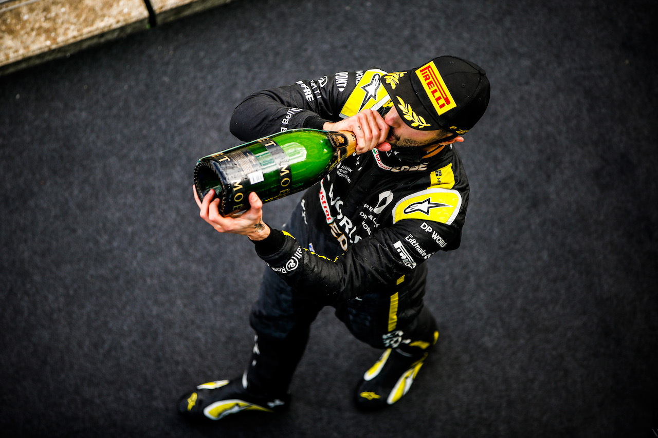 GP EIFEL, Daniel Ricciardo (AUS) Renault F1 Team celebrates his third position on the podium.
11.10.2020. Formula 1 World Championship, Rd 11, Eifel Grand Prix, Nurbugring, Germany, Gara Day.
- www.xpbimages.com, EMail: requests@xpbimages.com © Copyright: FIA Pool Image for Editorial Use Only