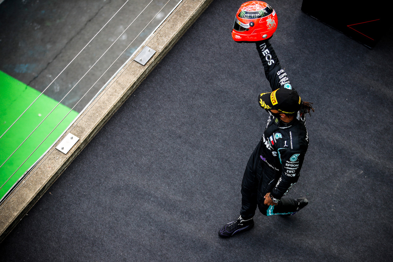 GP EIFEL, Gara winner Lewis Hamilton (GBR) Mercedes AMG F1 celebrates on the podium.
11.10.2020. Formula 1 World Championship, Rd 11, Eifel Grand Prix, Nurbugring, Germany, Gara Day.
- www.xpbimages.com, EMail: requests@xpbimages.com © Copyright: FIA Pool Image for Editorial Use Only