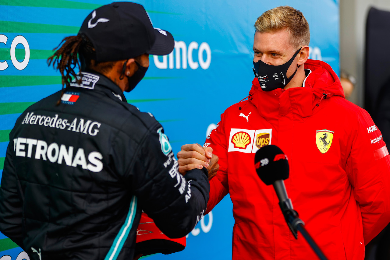 GP EIFEL, Gara winner Lewis Hamilton (GBR) Mercedes AMG F1 is presented with the helmet of Michael Schumacher (GER) by Mick Schumacher (GER) in parc ferme after equalling the record for the number of F1 victories.
11.10.2020. Formula 1 World Championship, Rd 11, Eifel Grand Prix, Nurbugring, Germany, Gara Day.
- www.xpbimages.com, EMail: requests@xpbimages.com © Copyright: FIA Pool Image for Editorial Use Only