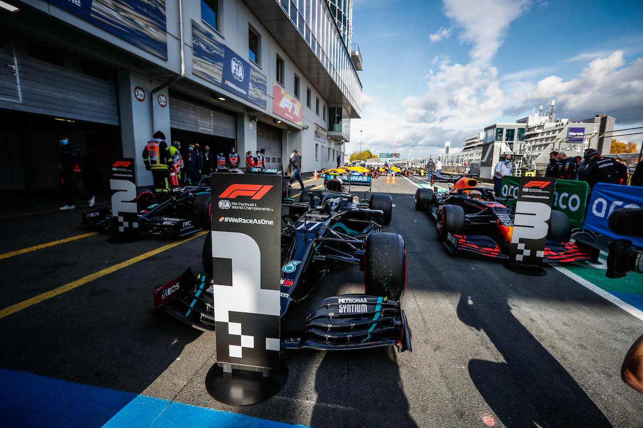 GP EIFEL, Pole sitter Valtteri Bottas (FIN) Mercedes AMG F1 W11 (Centre) in qualifying parc ferme with Lewis Hamilton (GBR) Mercedes AMG F1 W11 (Left) e Max Verstappen (NLD) Red Bull Racing RB16 (Right).
10.10.2020. Formula 1 World Championship, Rd 11, Eifel Grand Prix, Nurbugring, Germany, Qualifiche Day.
- www.xpbimages.com, EMail: requests@xpbimages.com © Copyright: FIA Pool Image for Editorial Use Only