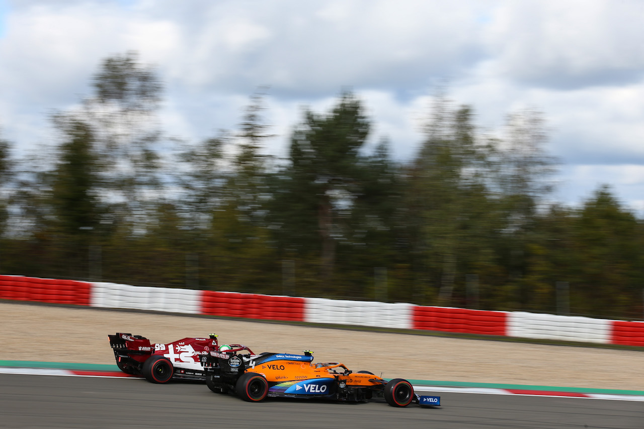 GP EIFEL, Lando Norris (GBR), McLaren F1 Team e Antonio Giovinazzi (ITA), Alfa Romeo Racing 
10.10.2020. Formula 1 World Championship, Rd 11, Eifel Grand Prix, Nurbugring, Germany, Qualifiche Day.
- www.xpbimages.com, EMail: requests@xpbimages.com ¬© Copyright: Charniaux / XPB Images